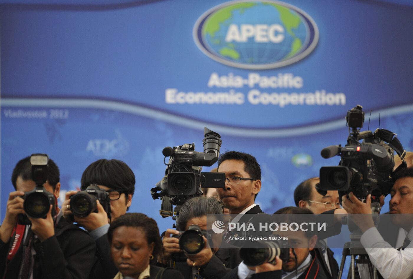 Первое пленарное заседание лидеров экономик АТЭС