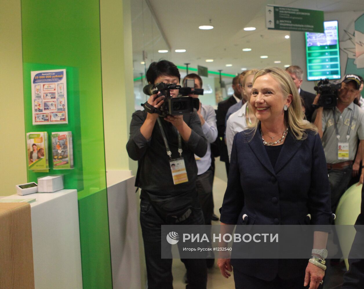 Х.Клинтон посетила офис "Молодежный" Сбербанка во Владивостоке