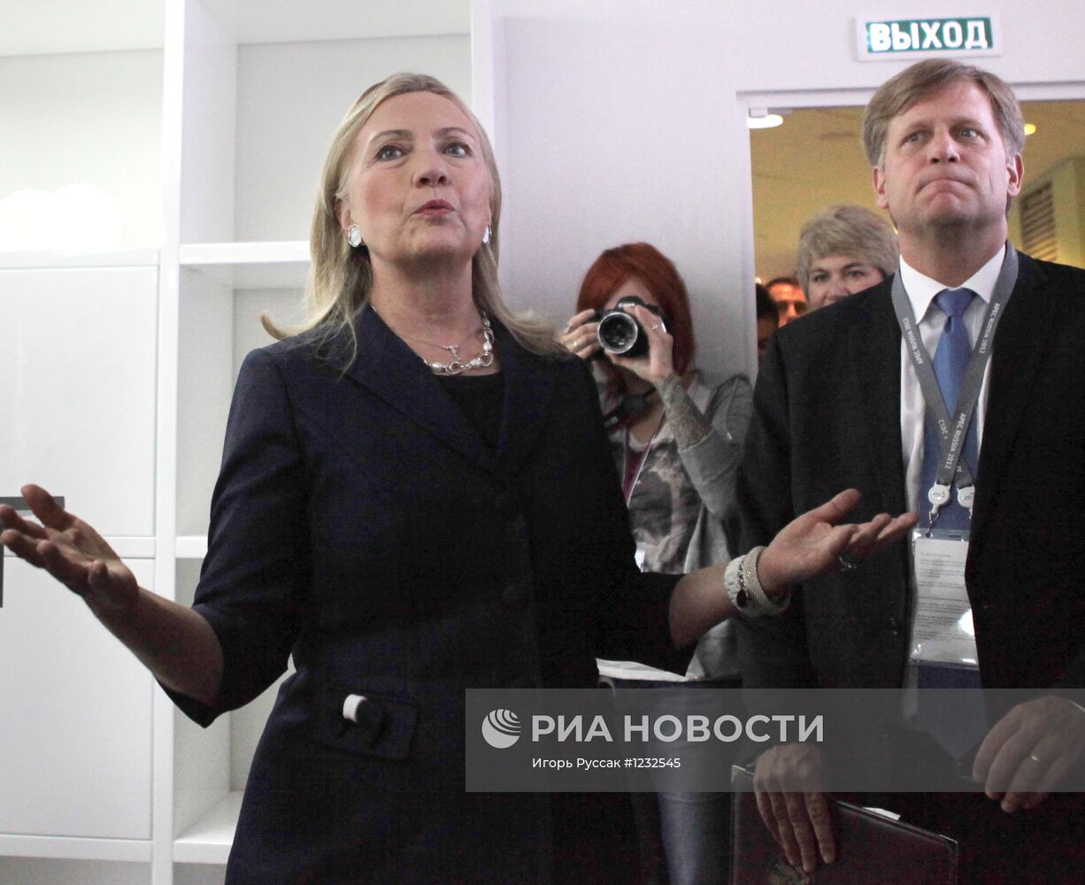 Х.Клинтон посетила офис "Молодежный" Сбербанка во Владивостоке