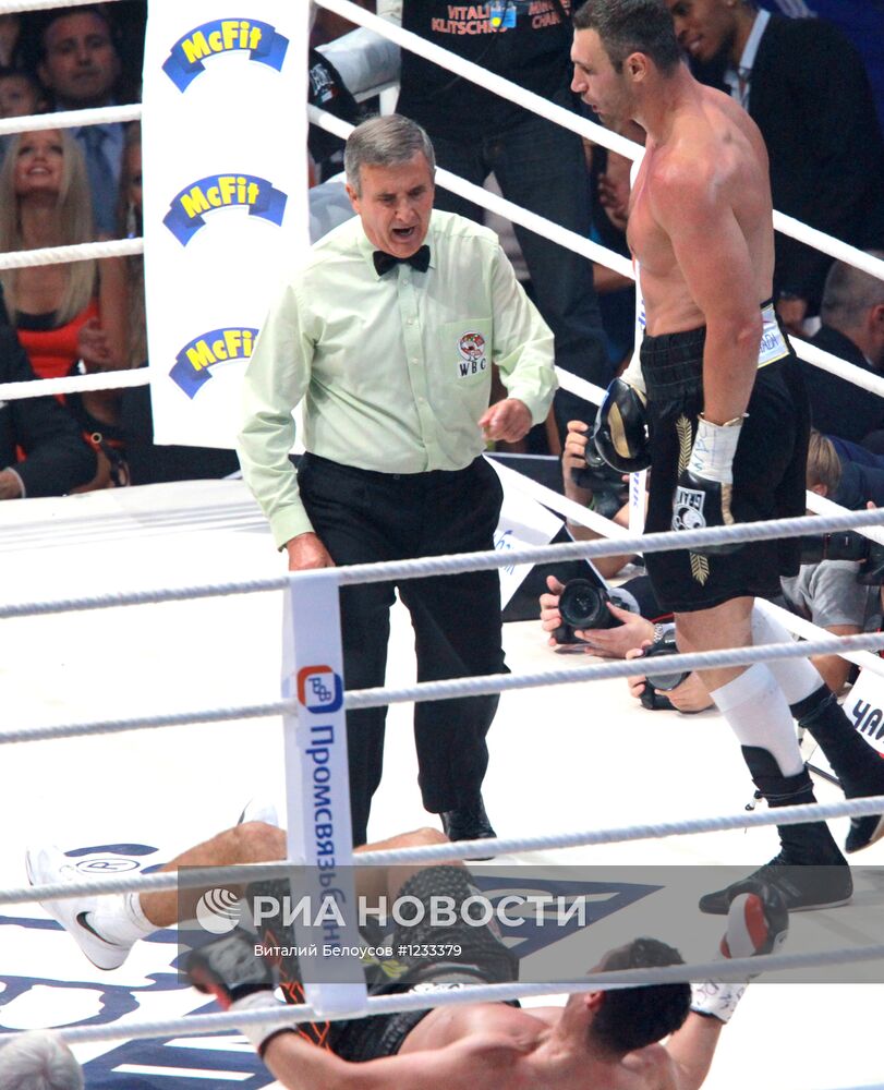 Бокс. Поединок между В. Кличко и М. Чарром