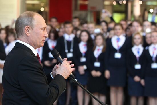 Президент РФ В.Путин на встрече с волонтерами во Владивостоке