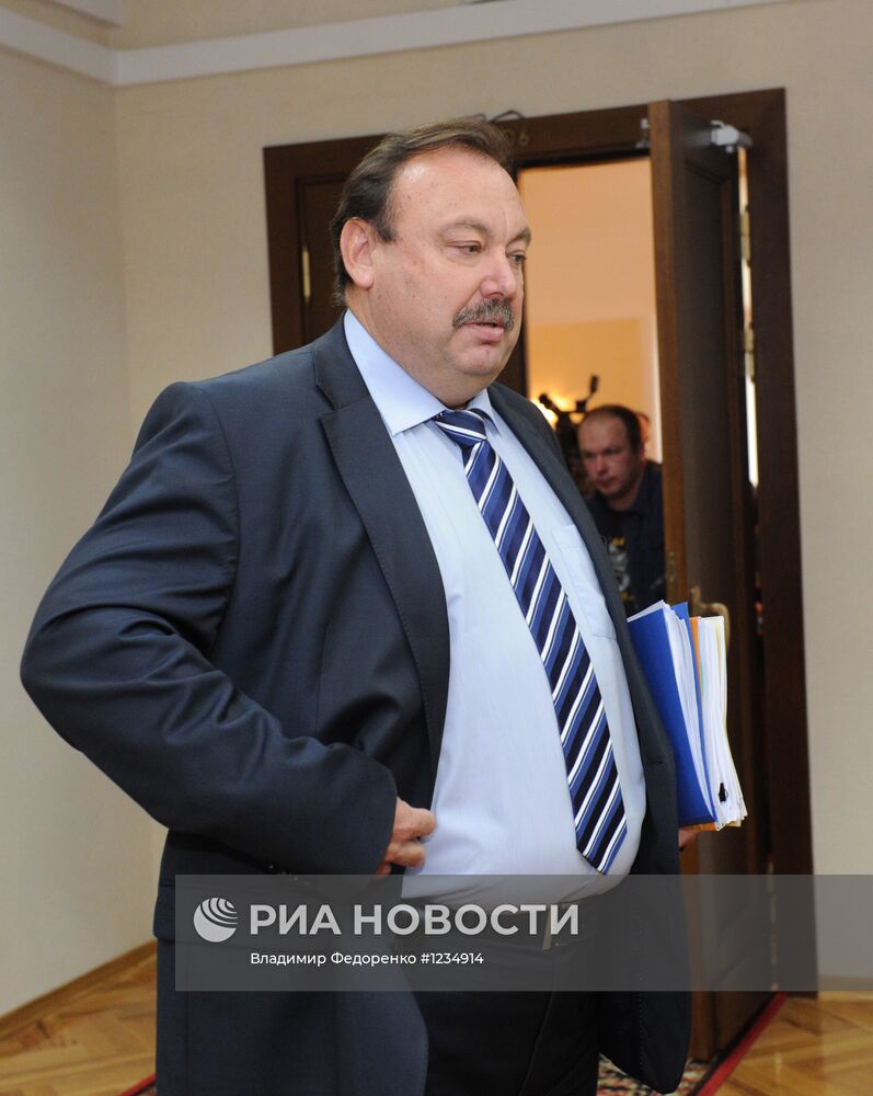 Геннадий Гудков на заседании Думской комиссии