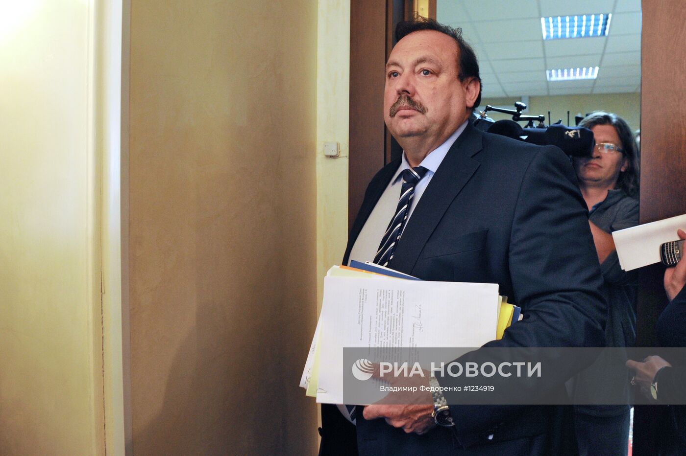 Геннадий Гудков на заседании Думской комиссии