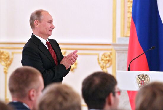 В.Путин вручил госнаграды паралимпийцам, завоевавшим "золото"