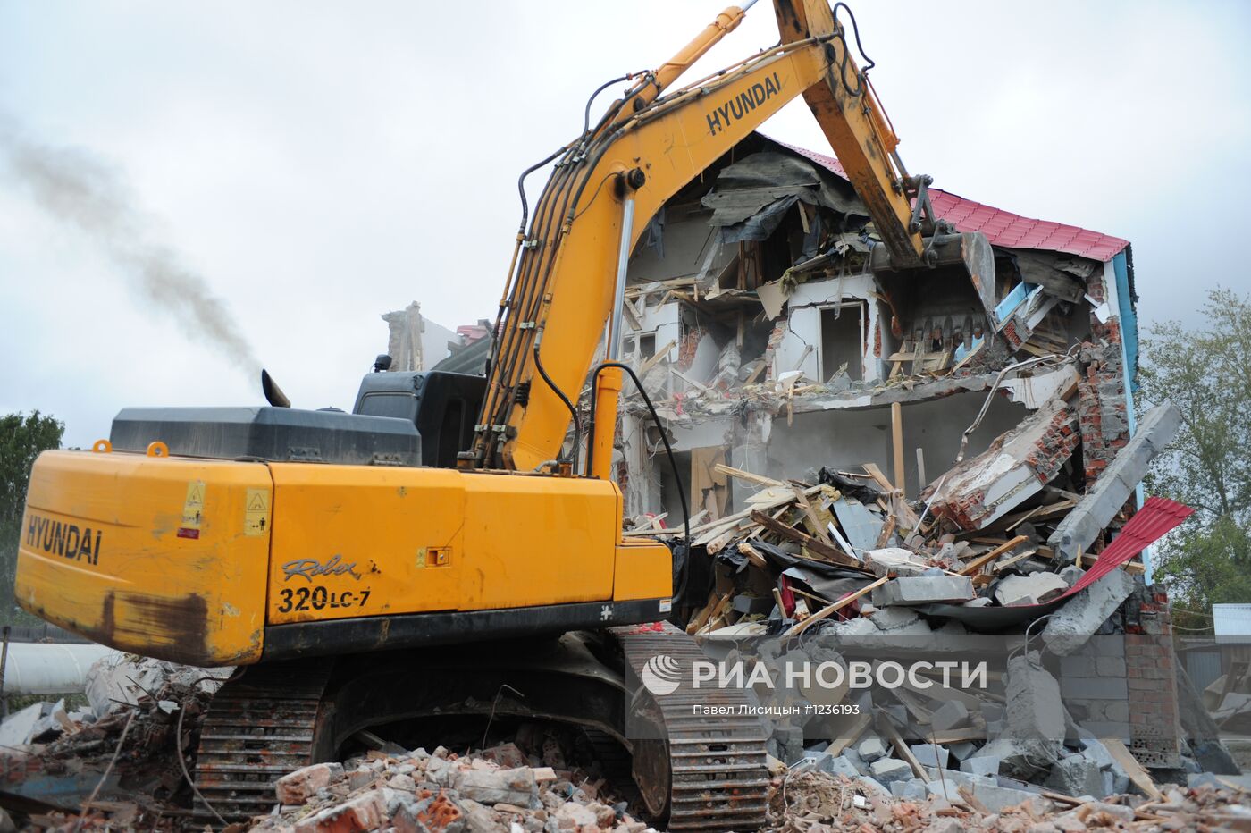 Снос незаконно возведенного многоэтажного дома в Екатеринбурге