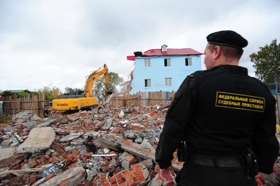 Снос незаконно возведенного многоэтажного дома в Екатеринбурге