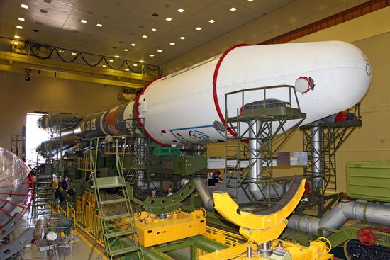 Завершена сборка ракеты космического назначения "Союз-2.1а"