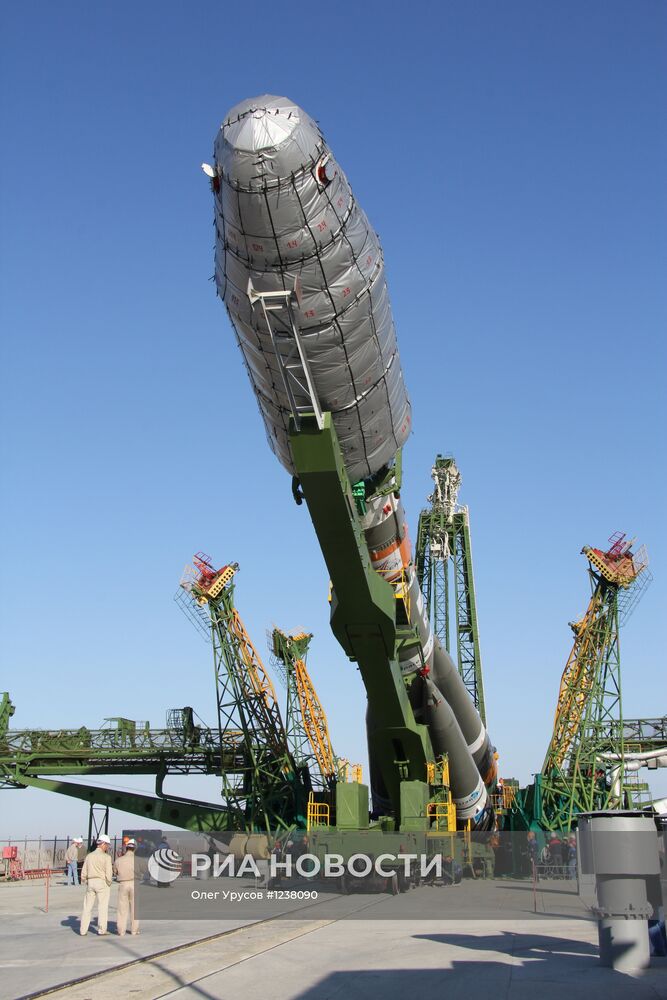 Вывоз ракеты "Союз-2.1а" со спутником "Метоп-Б на старт