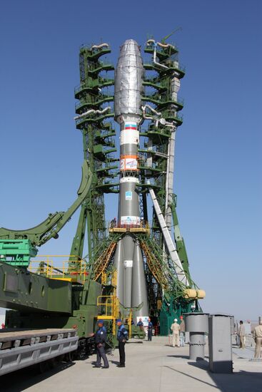 Вывоз ракеты "Союз-2.1а" со спутником "Метоп-Б на старт