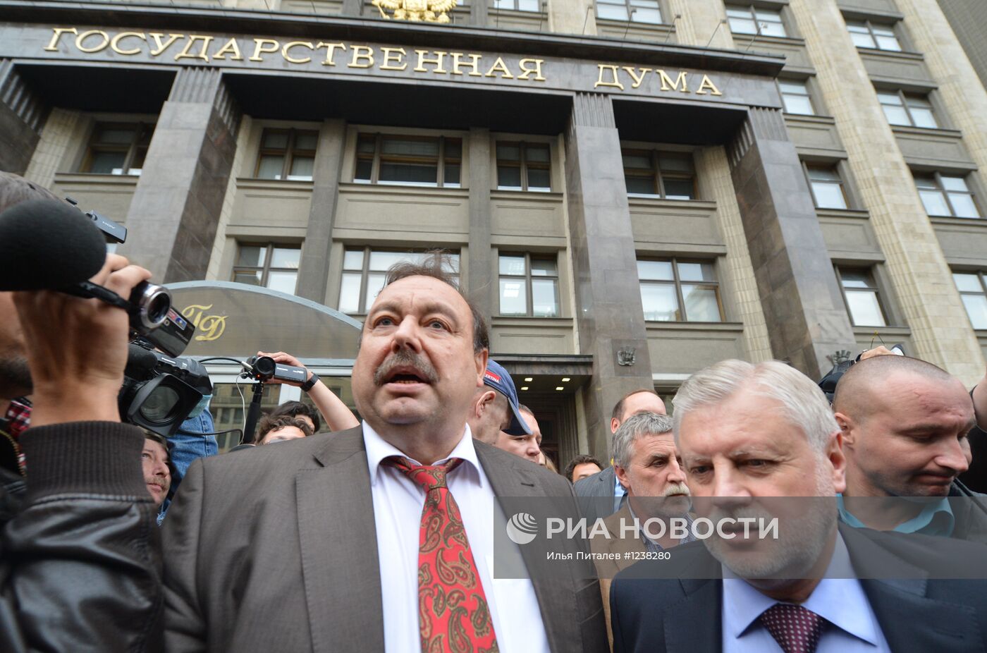 Геннадий Гудков пообщался с журналистами у здания Госдумы РФ
