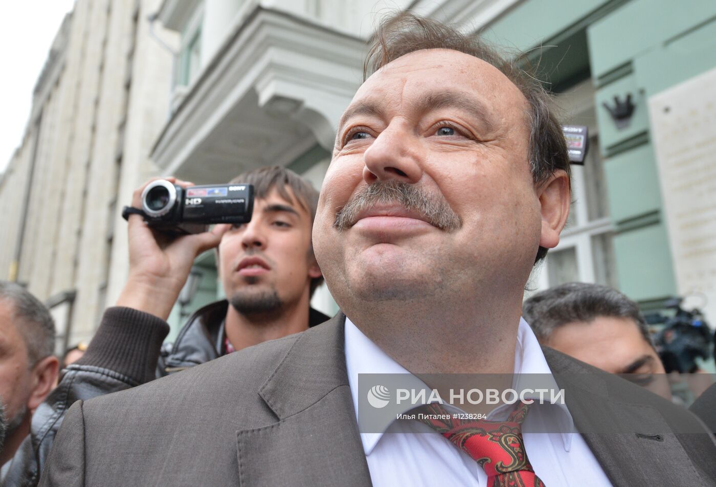Геннадий Гудков пообщался с журналистами у здания Госдумы РФ