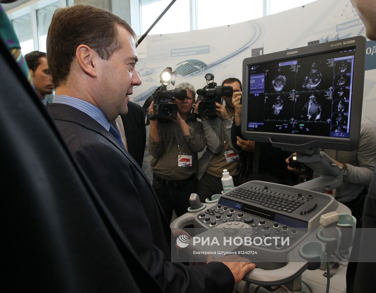 Д.Медведев посетил первое здание инноцентра "Сколково"