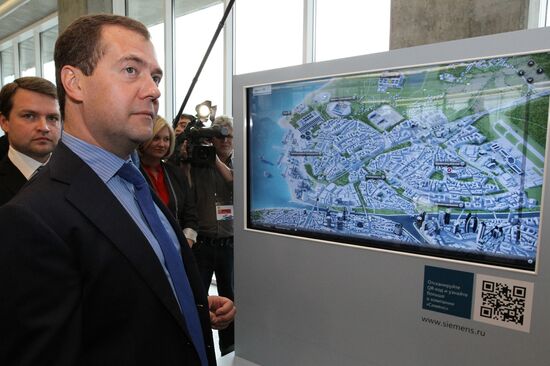 Д.Медведев посетил первое здание инноцентра "Сколково"