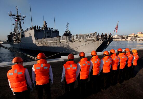 Визит ракетного фрегата ВМС США "Вандергрифт" во Владивосток
