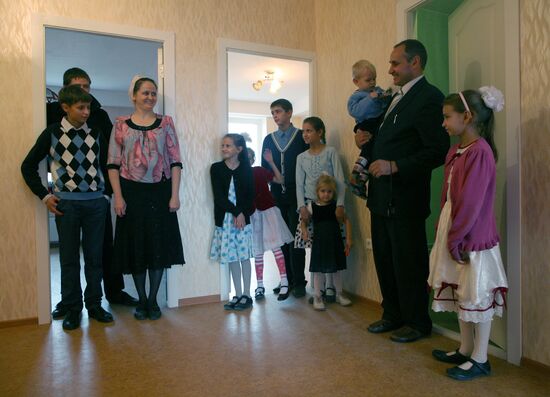 Заселение многодетной семьи из Новосибирска в новую квартиру