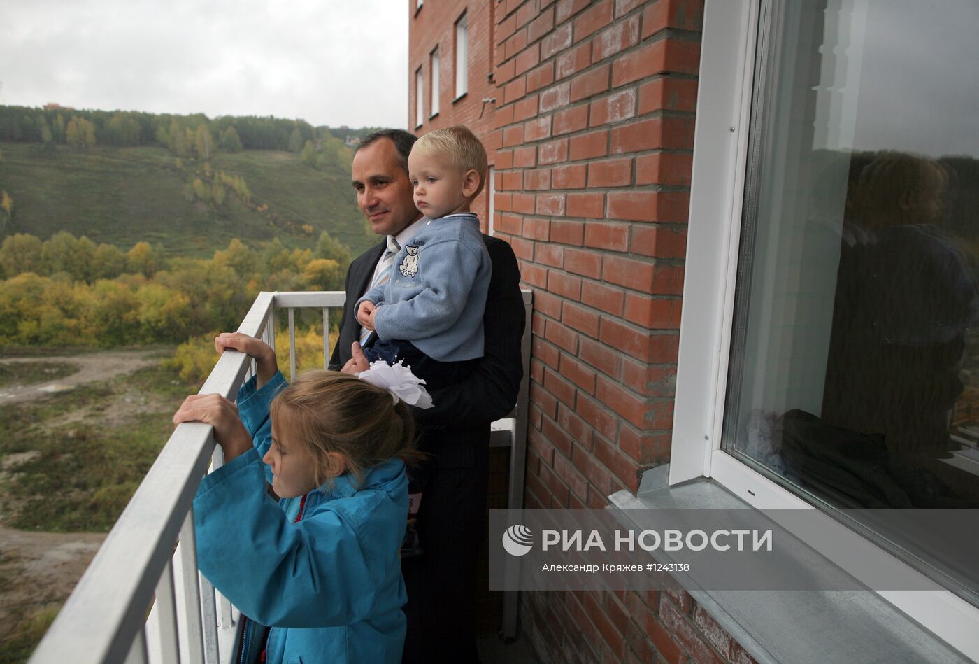 Заселение многодетной семьи из Новосибирска в новую квартиру