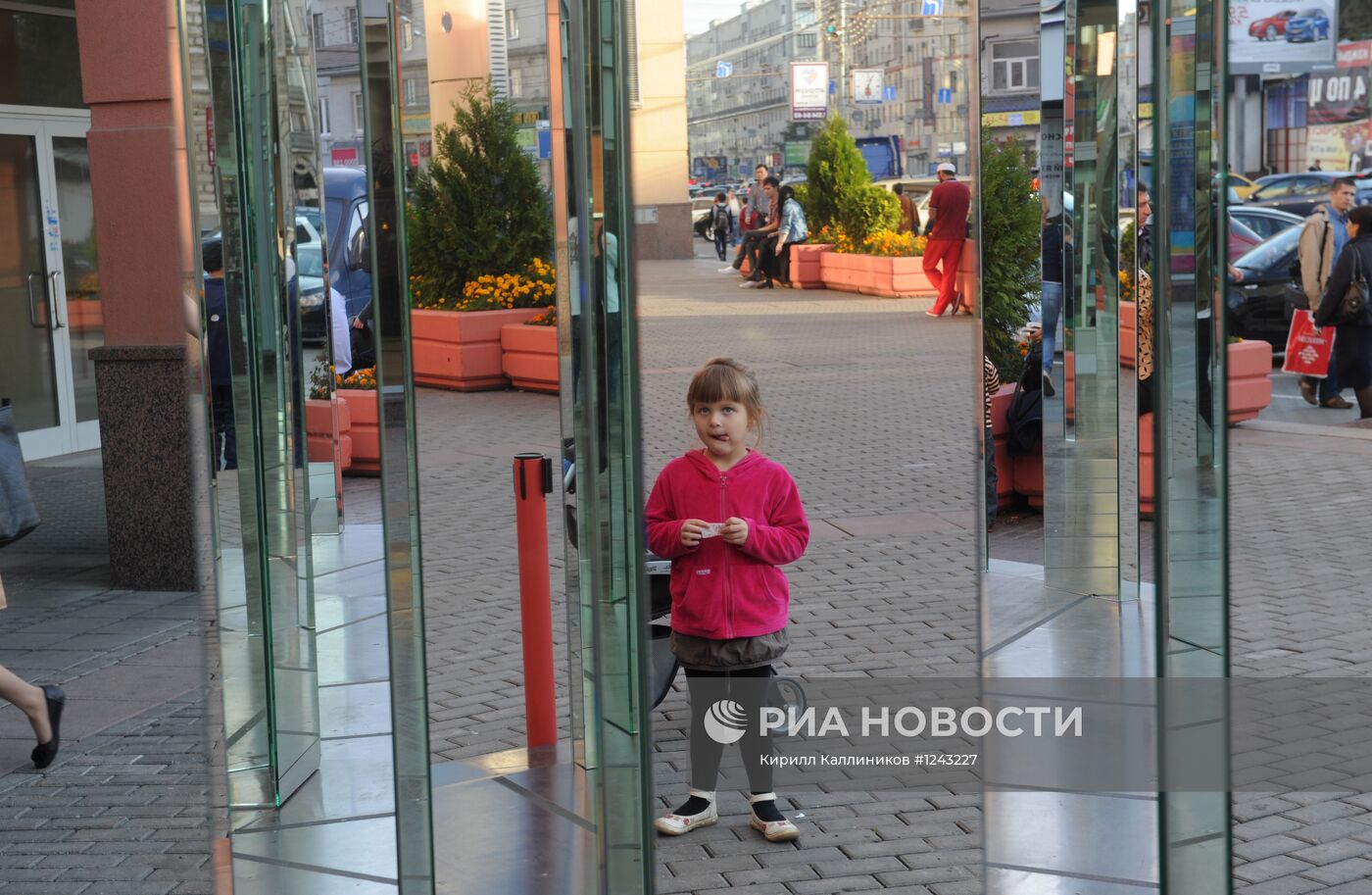 Зеркальная инсталляция "Торт" на Земляном Валу в Москве