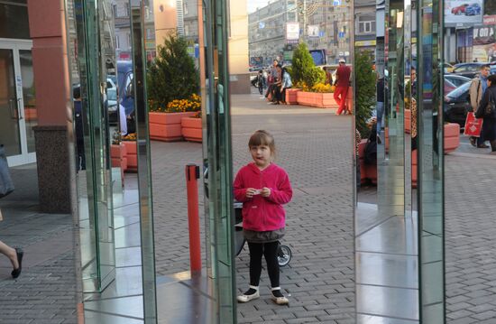 Зеркальная инсталляция "Торт" на Земляном Валу в Москве