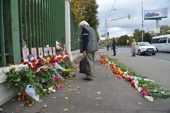 Москвичи несут цветы к месту аварии на Минской улице