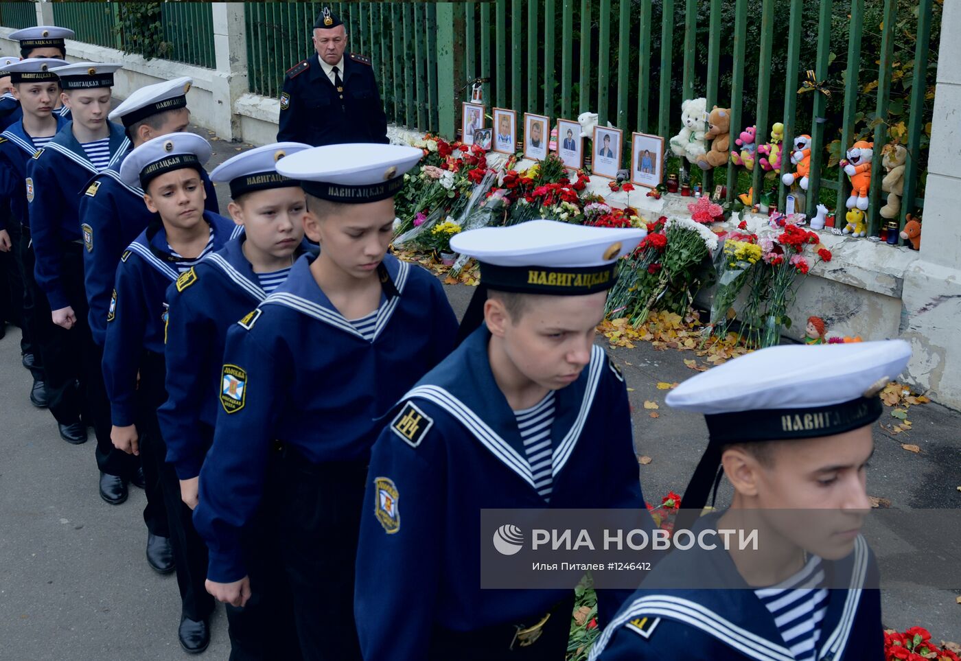 Москвичи несут цветы к месту аварии на Минской улице