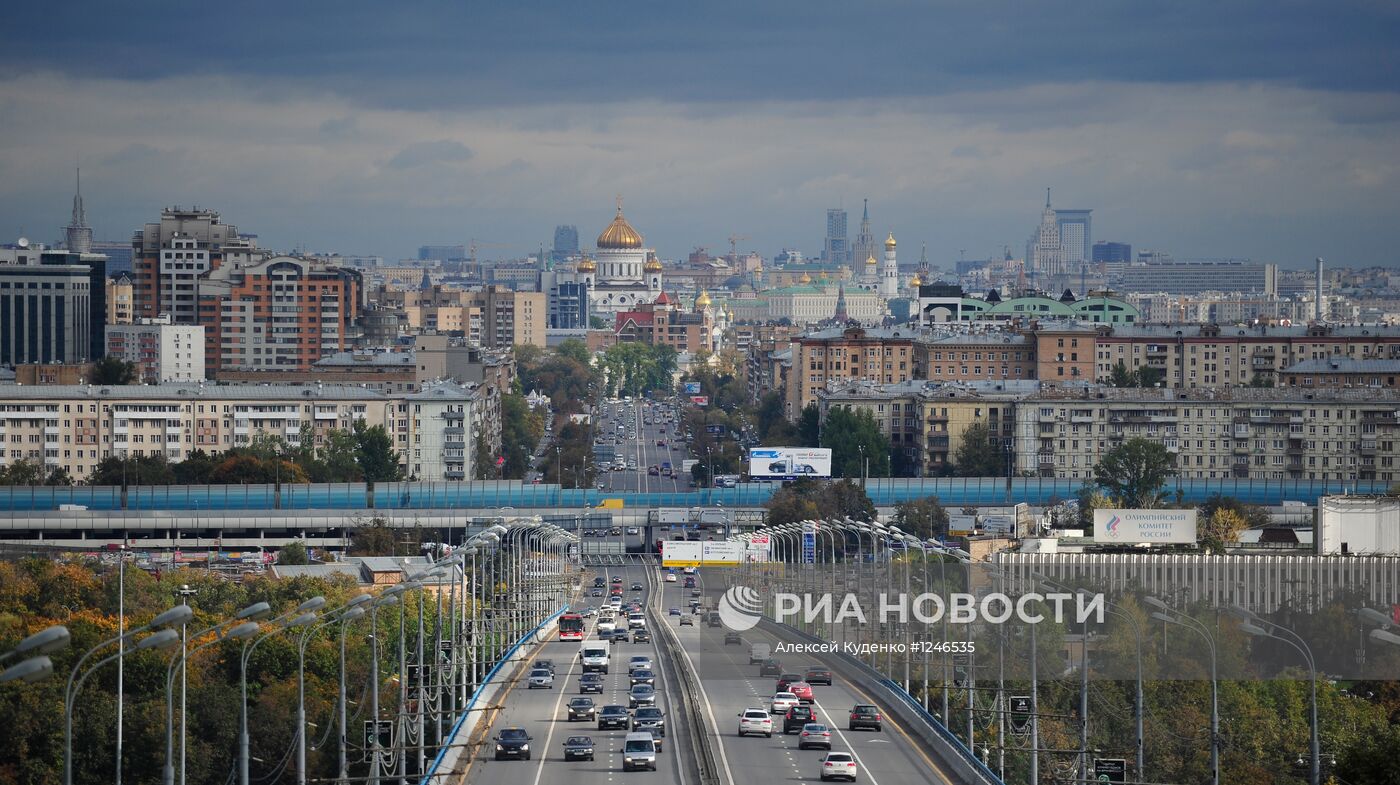 Вид на метромост с Воробьевых гор в Москве