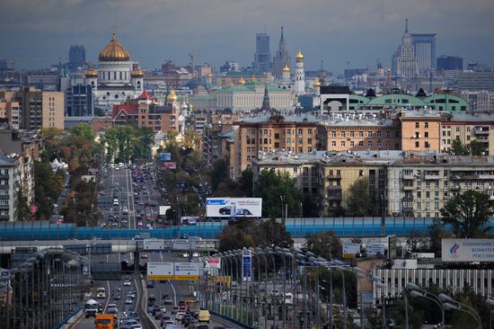 Вид на метромост с Воробьевых гор в Москве