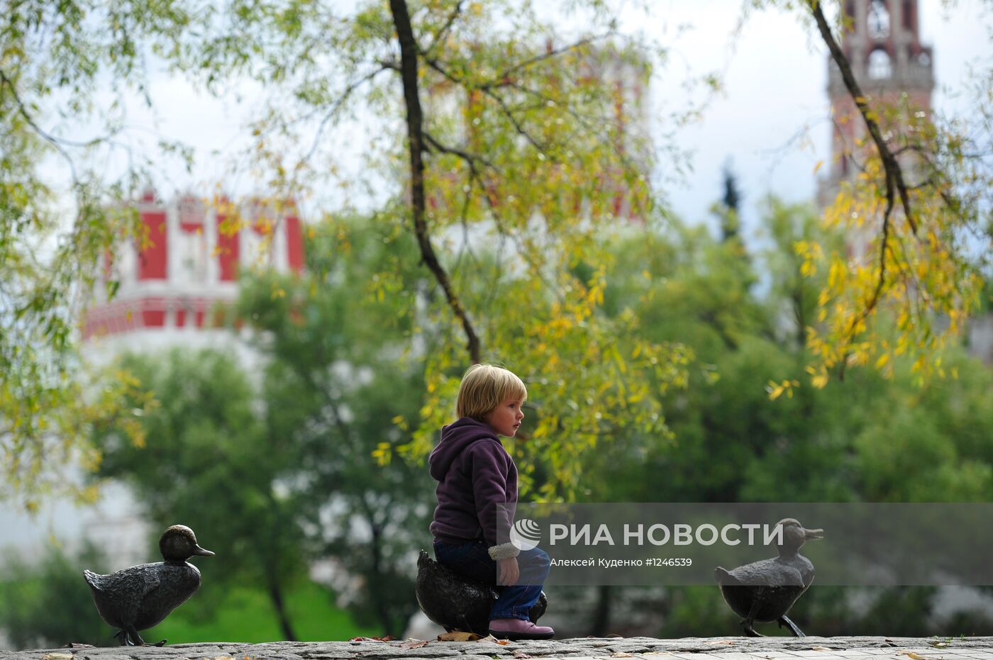 В парке у Новодевичьего монастыря