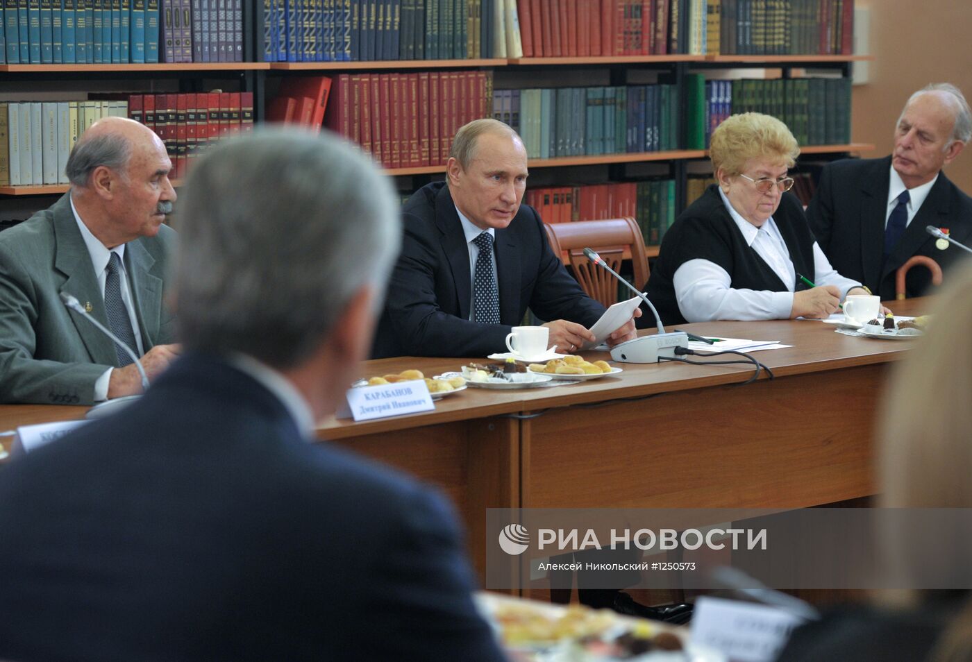 В.Путин посетил один из домов для ветеранов труда в Москве