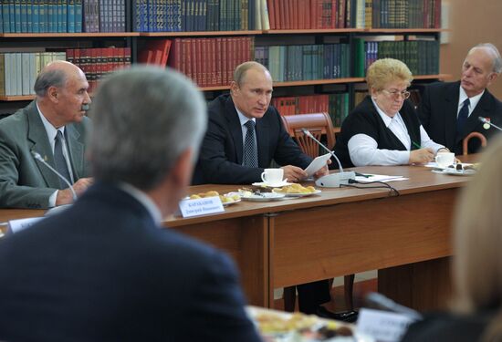 В.Путин посетил один из домов для ветеранов труда в Москве
