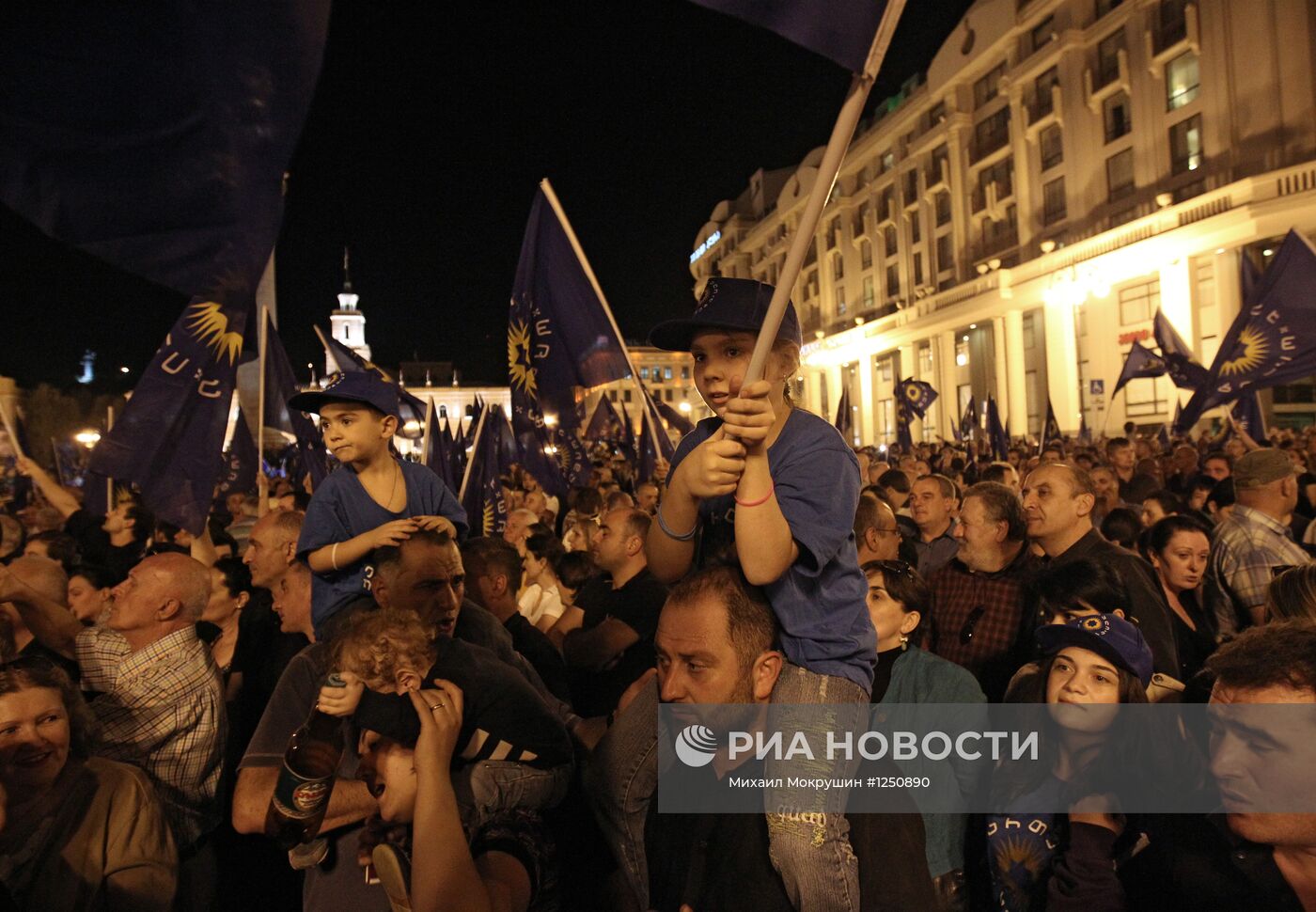 Сторонники блока "Грузинская мечта" на площади Свободы в Тбилиси