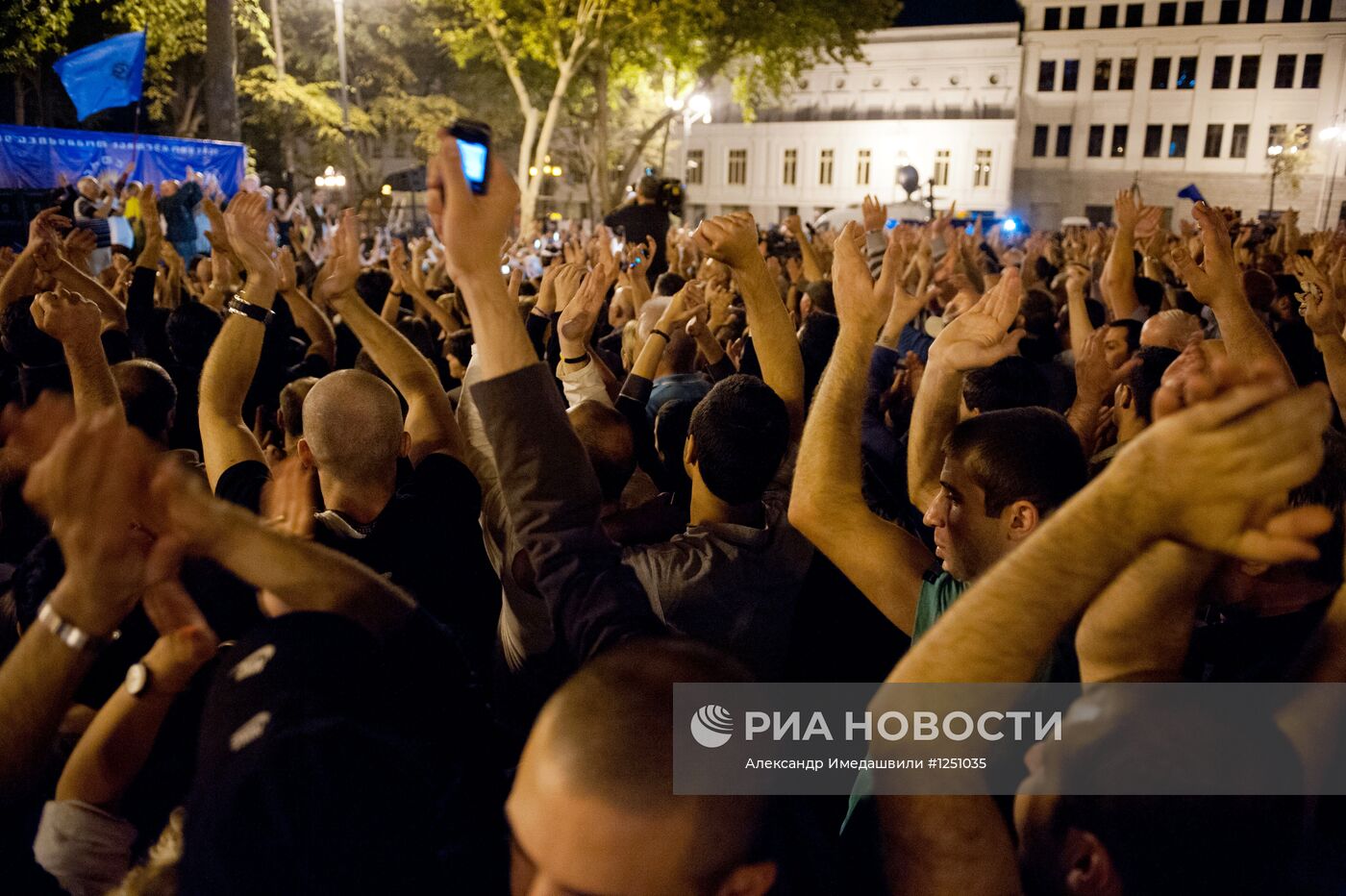 Сторонники блока "Грузинская мечта" на площади Свободы в Тбилиси