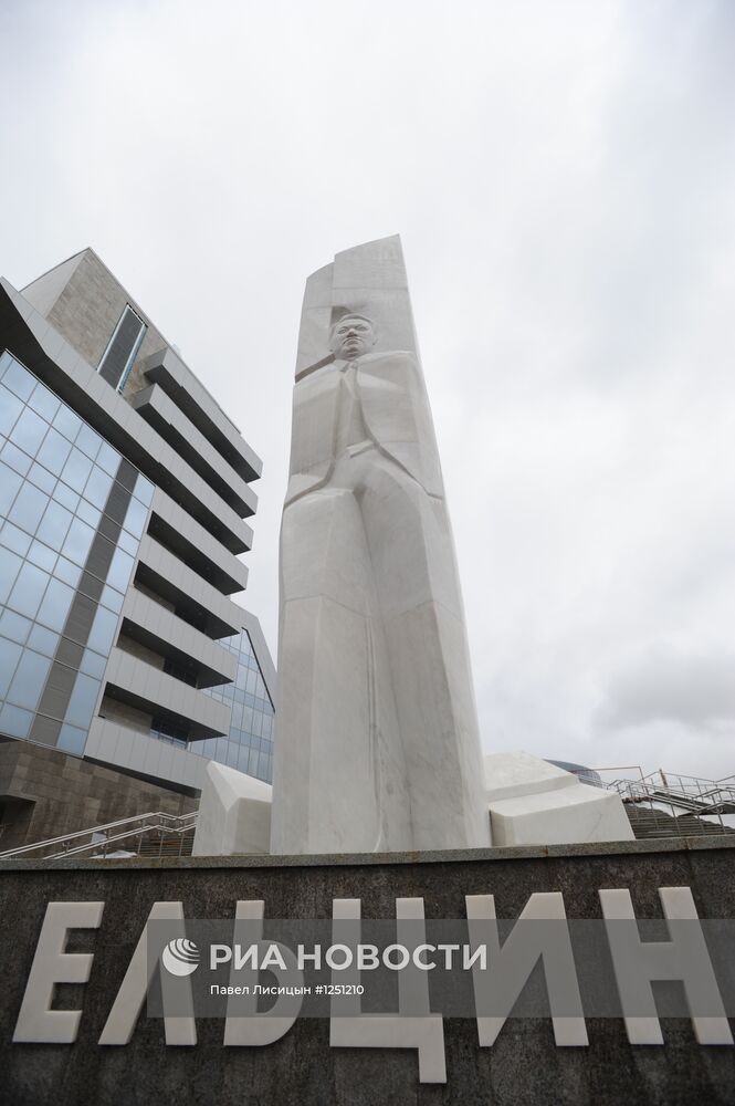 Памятник Ельцину восстановлен в Екатеринбурге