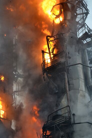 Пожар на нефтеперерабатывающем заводе в Саратове
