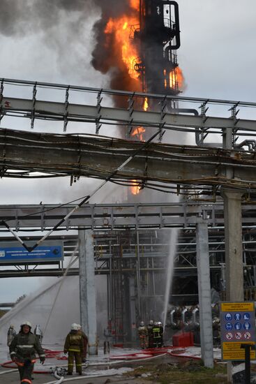 Пожар на нефтеперерабатывающем заводе в Саратове