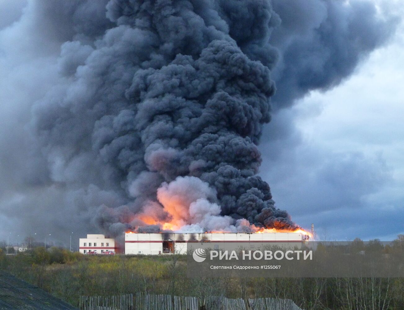 Крупный пожар на заводе в Новгородской области