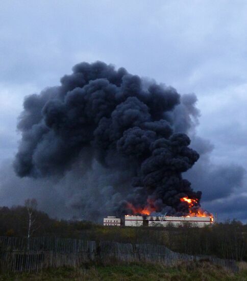 Крупный пожар на заводе в Новгородской области