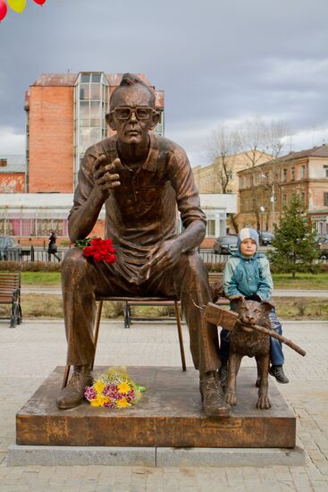 Памятник режиссеру Леониду Гайдаю открылся в Иркутcке