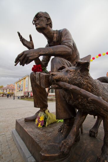 Памятник режиссеру Леониду Гайдаю открылся в Иркутcке