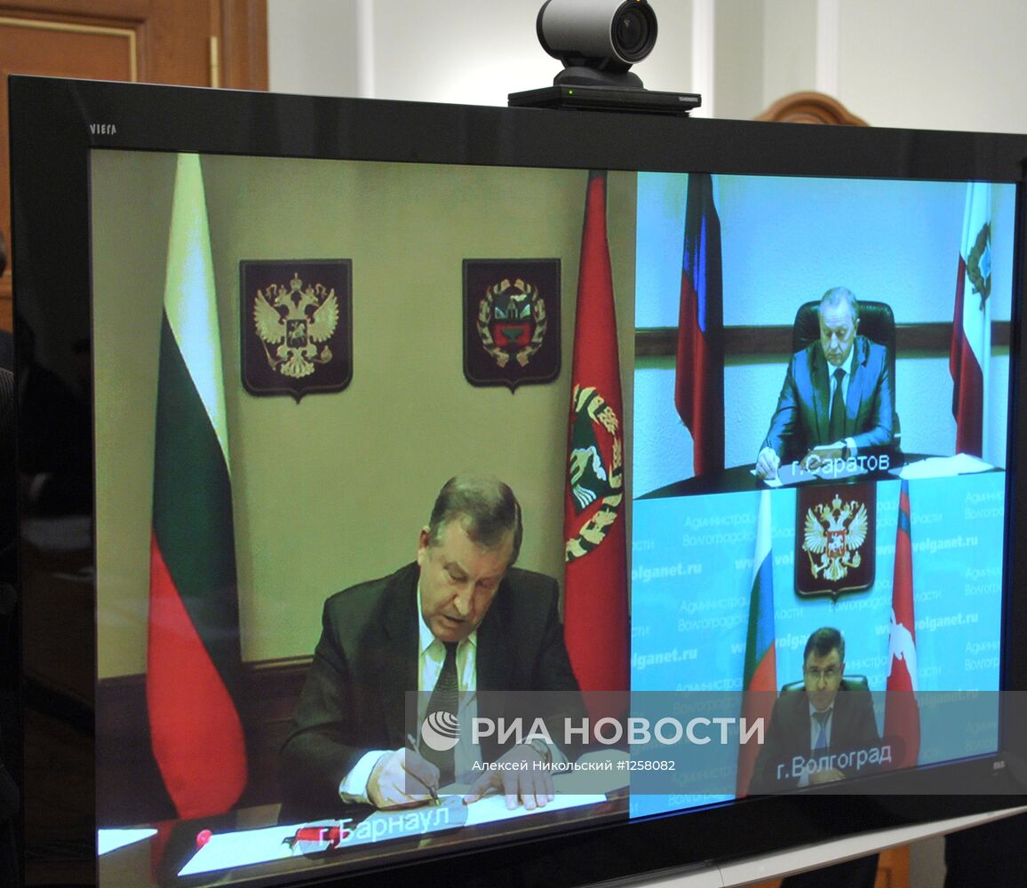 В.Путин проводит совещание в режиме видеоконференции
