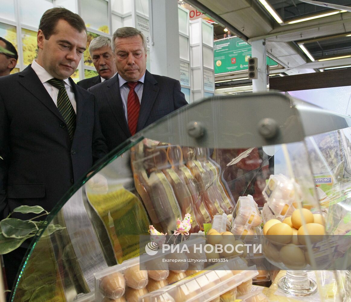 Д.Медведев посетил агропромышленную выставку "Золотая осень"