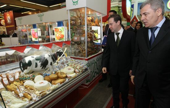 Д.Медведев посетил агропромышленную выставку "Золотая осень"
