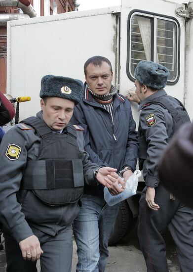 Алексей Русаков прибывает в здание Тверского суда