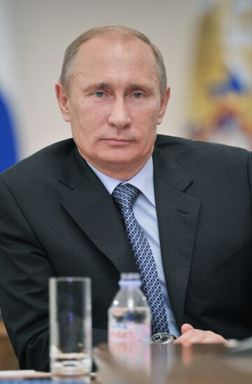 Президент РФ В.Путин проводит видеоконференцию в Ново-Огарево
