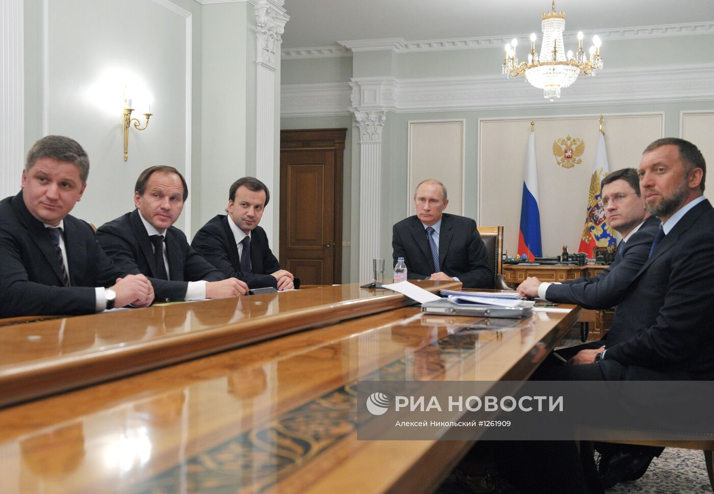 Президент РФ В.Путин проводит видеоконференцию в Ново-Огарево