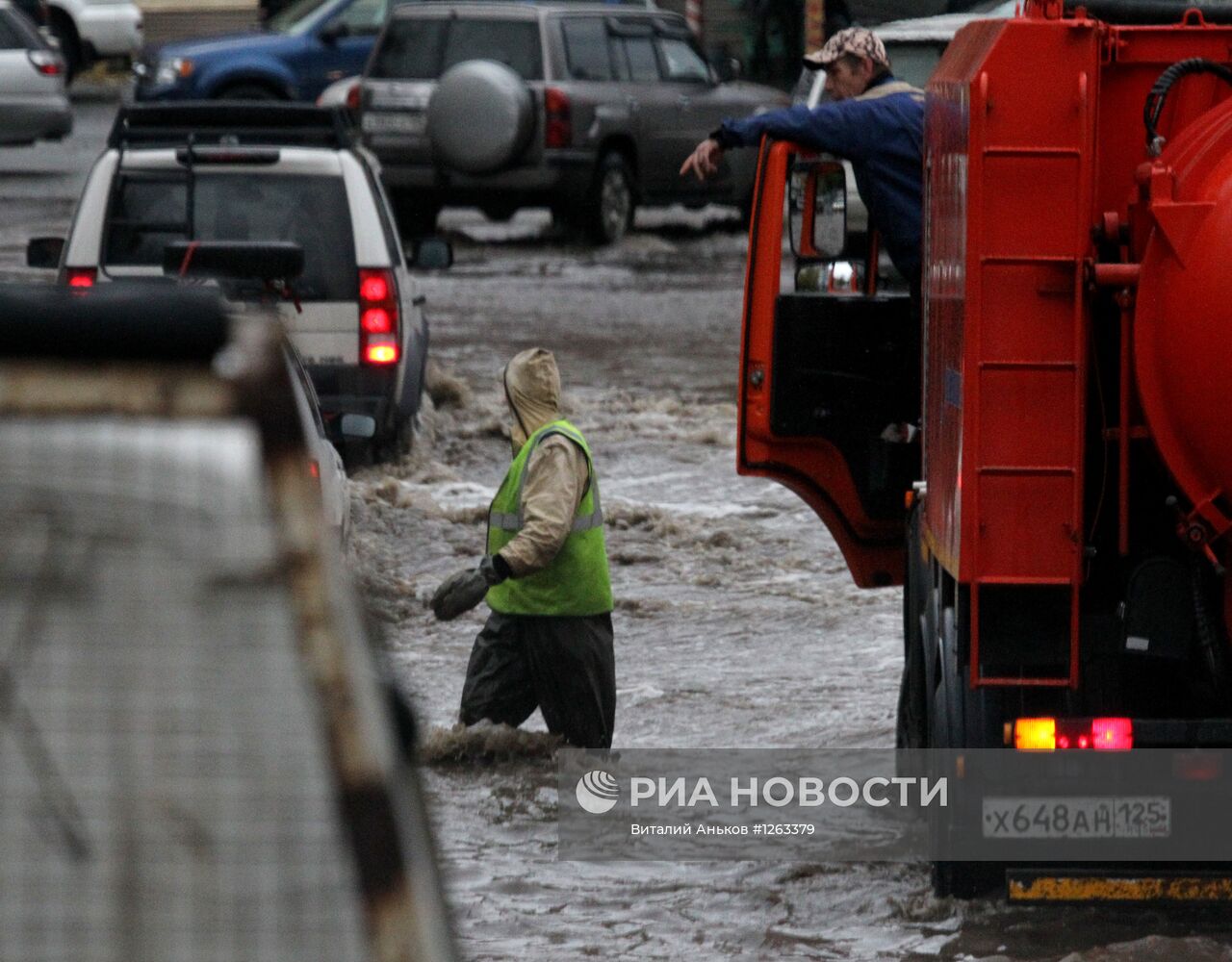 Ливень осложнил движение автотранспорта на улицах Владивостока