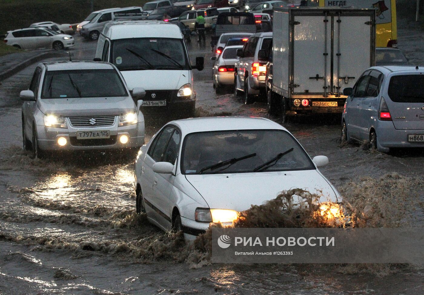 Ливень осложнил движение автотранспорта на улицах Владивостока