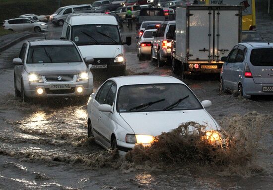 Ливень осложнил движение автотранспорта на улицах Владивостока