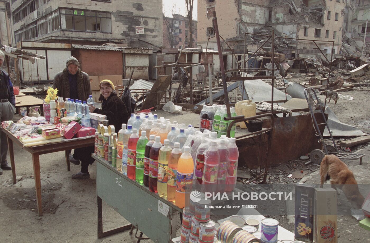 Уличная торговля в разрушенном Грозном