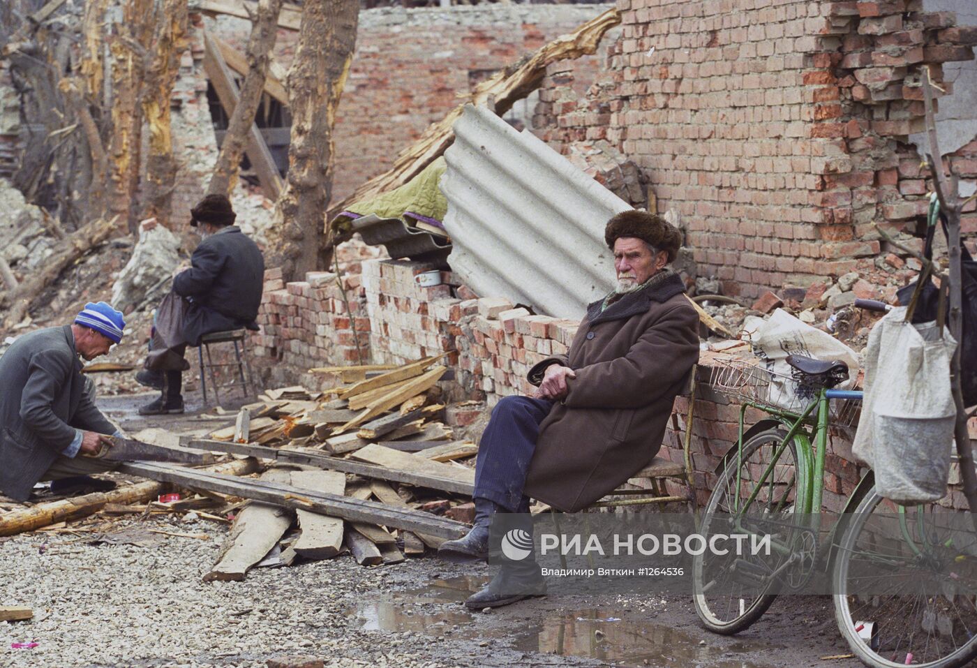Жители разрушенного Грозного