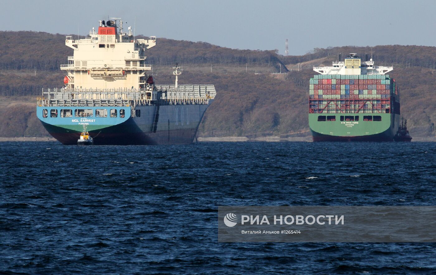 Иностранное торговое судно на рейде порта Владивосток